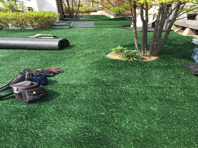 人工芝はプロ野球場で使用する 新品の人工芝を使用しました。 さすがに色合いが鮮やかです！